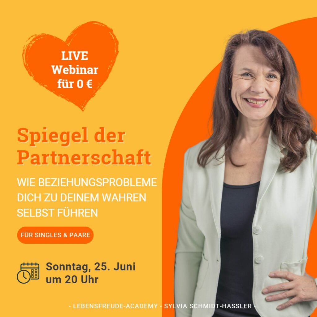 Sylvia Schmidt-Haßler vor orange-gelbem Hintergrund - Einladung zum Live-Webinar Spiegel der Partnerschaft