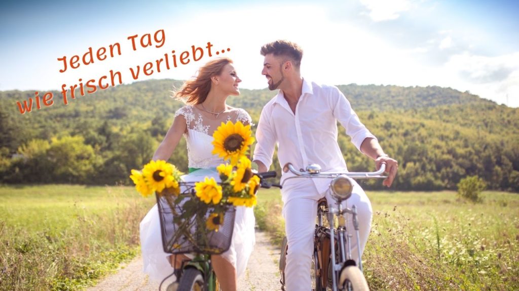 Jeden Tag wie frisch verliebt - Lebensfreude-Academy - Paar auf 2 Fahrrädern mit Sonnenblumen