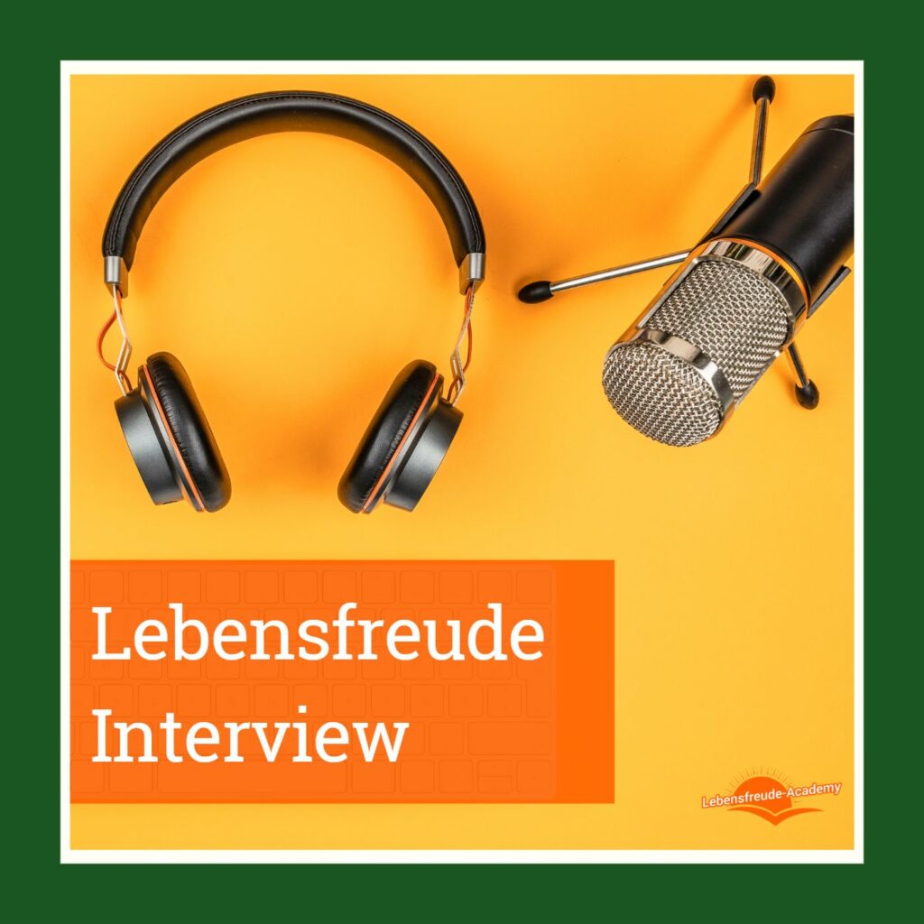 Kopfhörer und Mikrofon vor gelbem Hintergrund - Lebensfreude-Interview