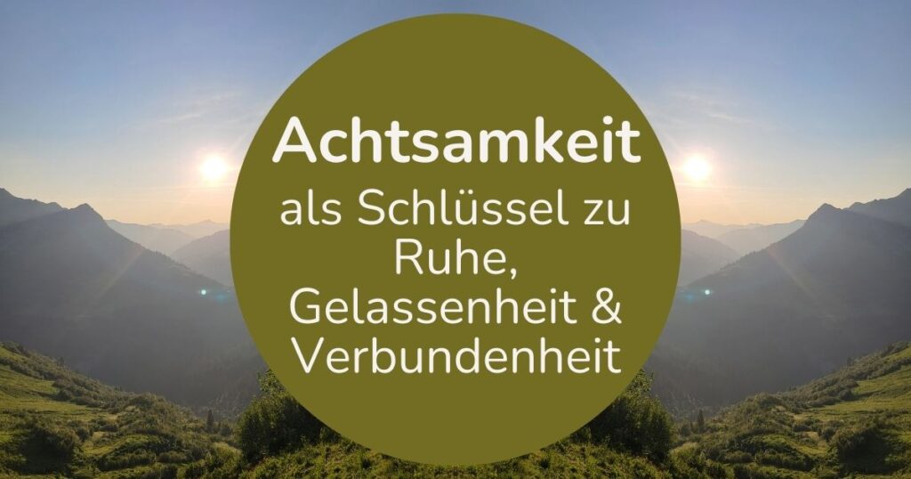 Sonnenaufgang in den Bergen - im Vordergrund der Text "Achtsamkeit als Schlüssel zu Ruhe, Gelassenheit & Verbundenheit" - Lebensfreude- und Beziehungscoaching der Lebensfreude-Academy