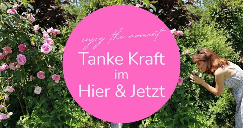 Sylvia beim achtsamen Wahrnehmen des Rosendufts am Strauch im Garten - Tanke Kraft im Hier & Jetzt mit Achtsamkeit