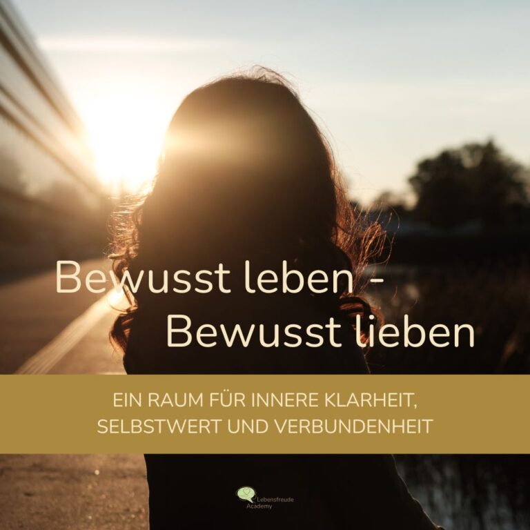 Frau blickt bei Sonnenuntergang in die Weite – bewusst leben und bewusst lieben