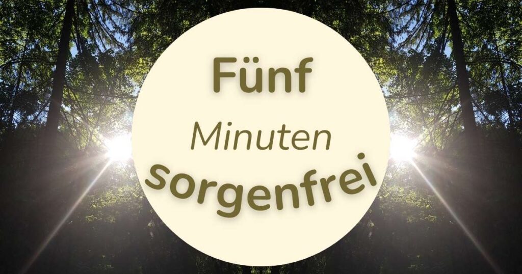Sonnenstrahlen fallen durch einen Wald, in der Bildmitte steht der Text „Fünf Minuten sorgenfrei“