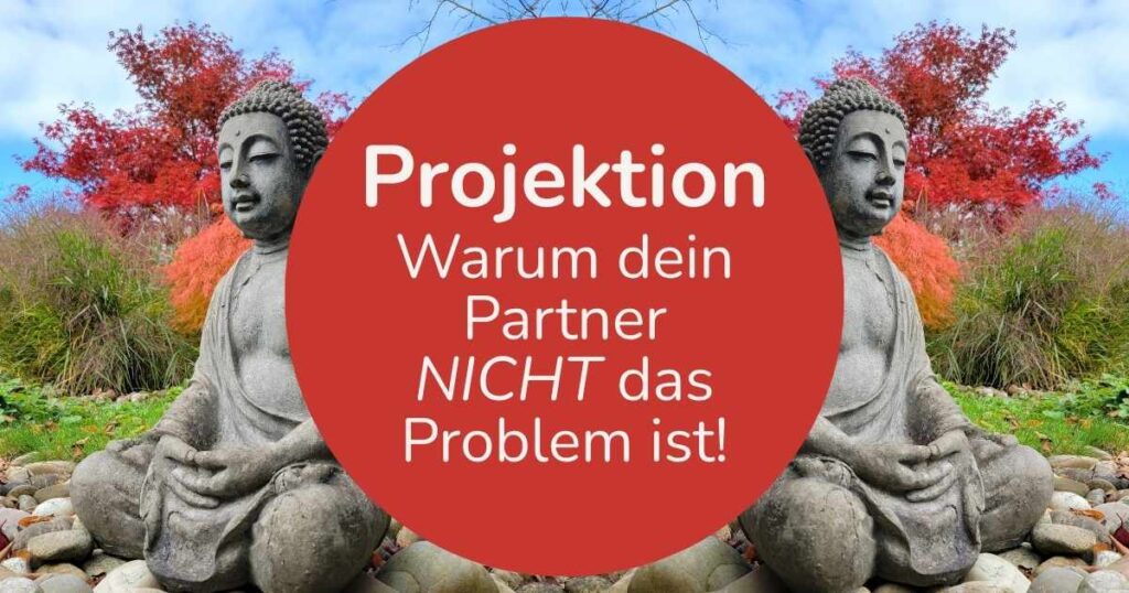 Zwei sitzende Buddha-Figuren vor blauem Himmel und Büschen mit Schriftzug „Projektion! Warum dein Partner nicht das Problem ist“ auf rundem Hintergrund