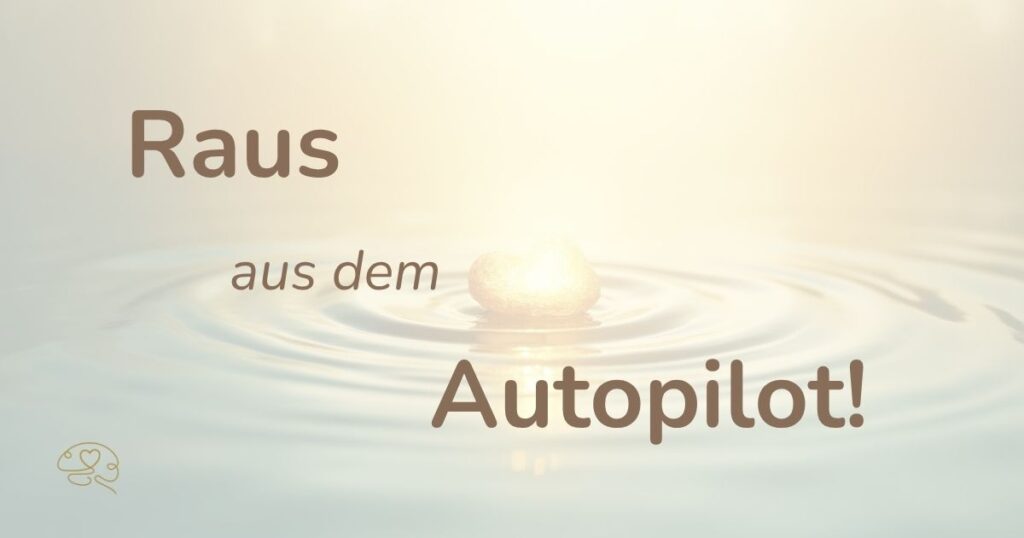 Goldener Wassertropfen mit grünen Wellen, Symbol für Transformation und Veränderung