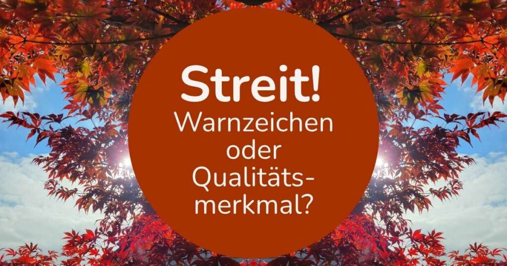 Rote Blätter eines japanischen Fächerahorns vor blauem Himmel, mit dem Titeltext „Streit in der Beziehung: Warnzeichen oder Qualitätsmerkmal“ im Vordergrund