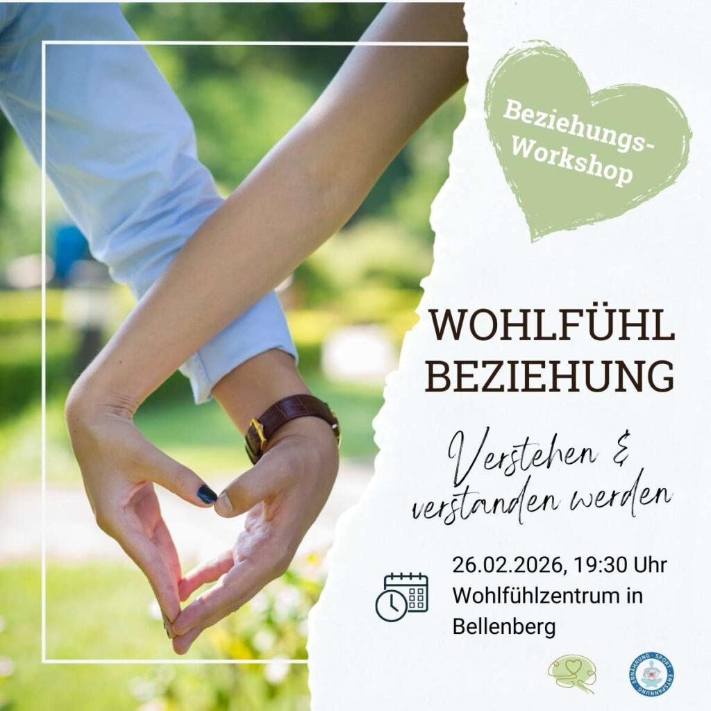 Die Hände eines Paares zu einem Herz geformt - im Hintergrund Natur